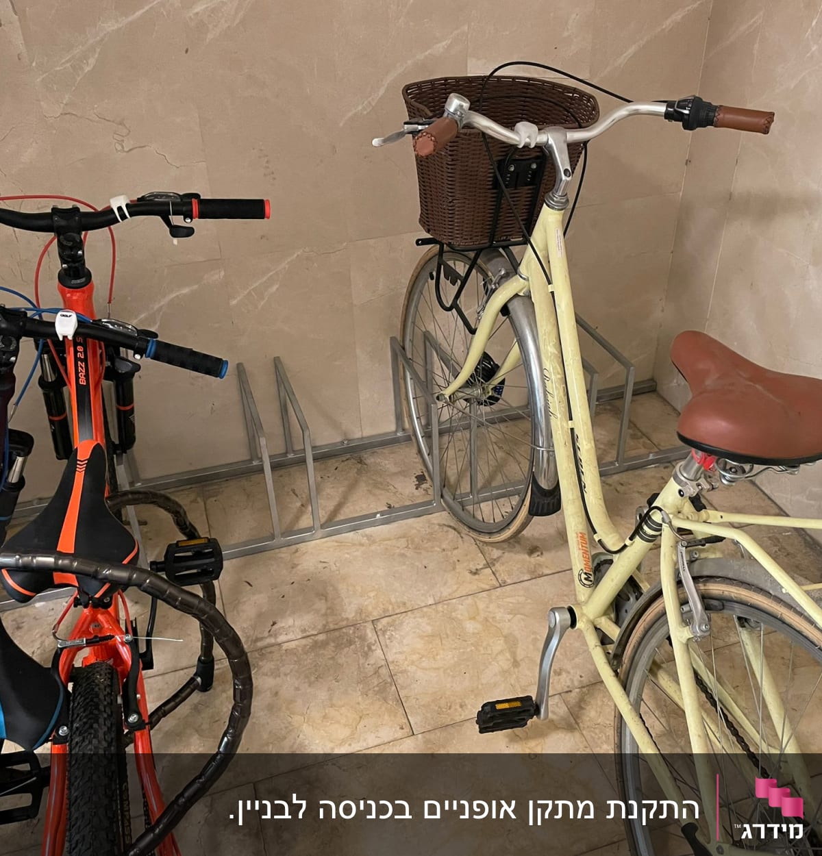 אופניים חונים במתקן מתכת על רצפת אבן